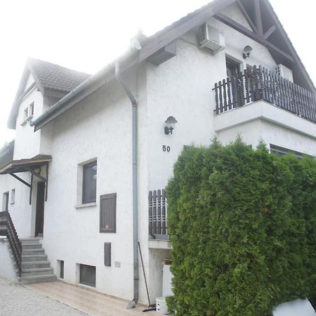 Szuzanna Fenyves Panzio Acomodação com café da manhã Siófok Exterior foto