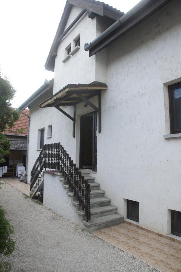 Szuzanna Fenyves Panzio Acomodação com café da manhã Siófok Exterior foto