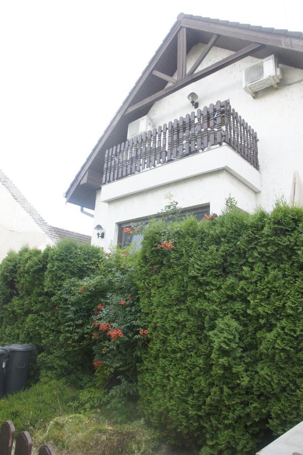 Szuzanna Fenyves Panzio Acomodação com café da manhã Siófok Exterior foto